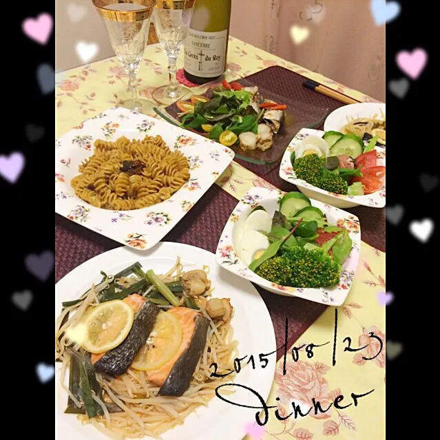 日曜のdinnerです。Tomoさんの鮭のレモン蒸しと雲丹海苔クリームパスタ、生野菜、オイルサーディン、白ワインはサンセール🍷|桜央里さん