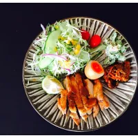 Snapdishの料理写真:＊鶏の照り焼き
＊ゴーヤつなサラダ
＊納豆糀
＊野菜サラダ
＊酢卵

➕しじみ汁とご飯|tamaさん