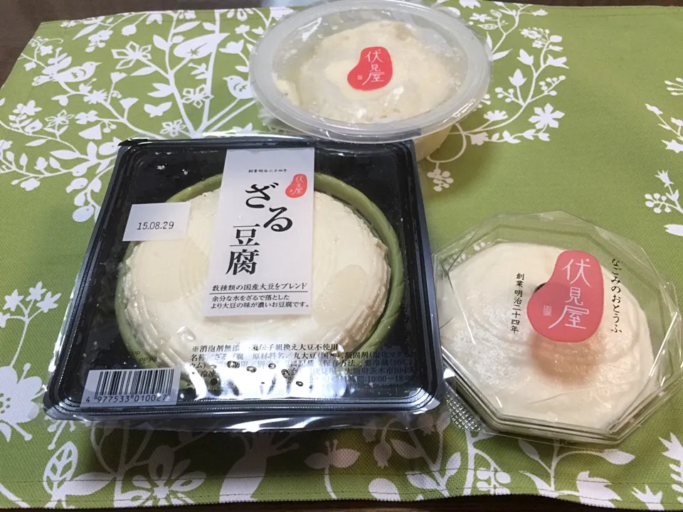 Snapdishの料理写真:伏見屋(茨木市)の豆腐と豆腐チーズケーキ(右側)
自動車で販売に来てくれます。|Hiroshi Aritaさん