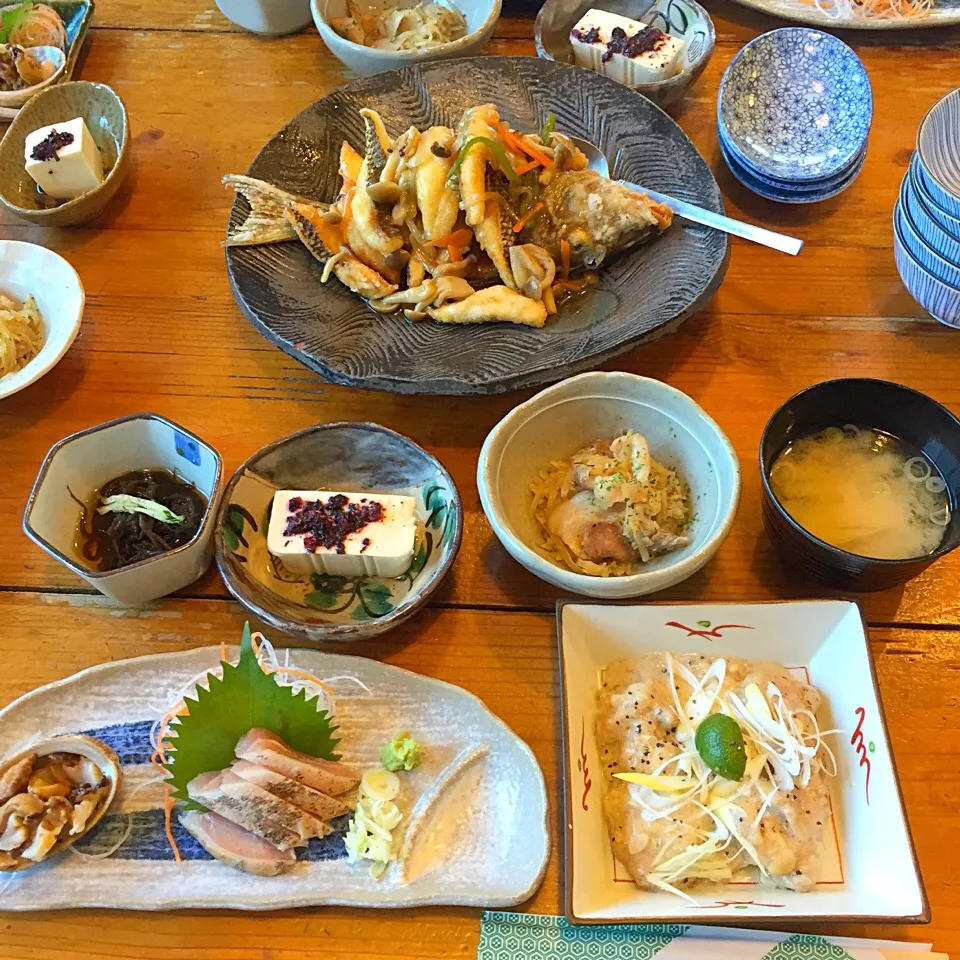 宿飯
ムルウの唐揚げあんかけ
白鯛とトコブシの刺身
もずく酢
他|Izumynさん