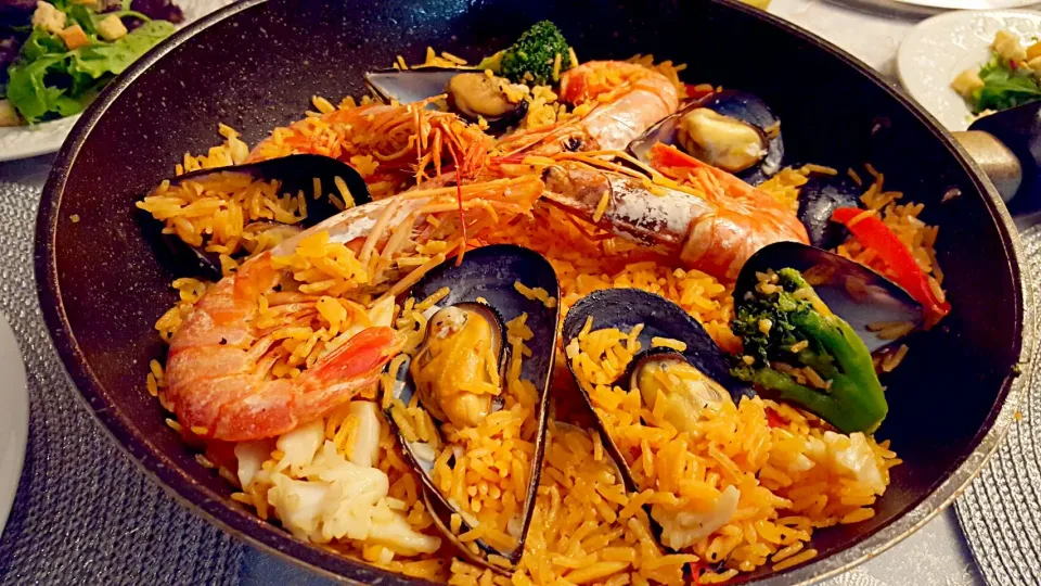 今夜はエスパーニャ。
有頭エビ、アサリ、ムール貝、イカ、で作ったpaella Valenciana..
yummy!|Saito  Iwaoさん