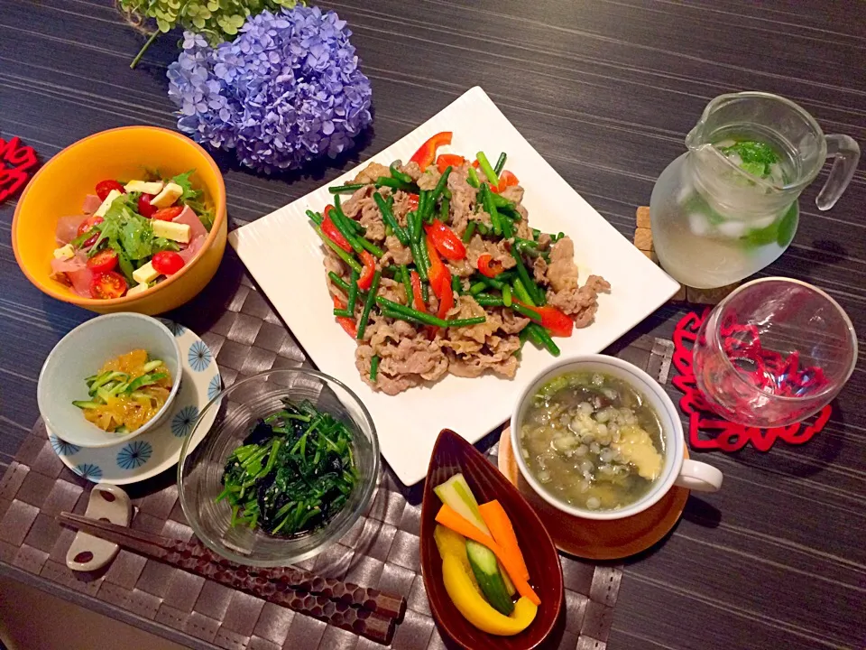 今夜はにんにくの芽豚肉炒め、きくらげ、ほうれん草磯がけ、手作りカレーピクルス、茄子の中華スープ、生ハムイタリアンサラダです。|かれんさん