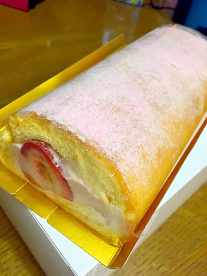 アンリの苺のロールケーキ|ふくぷくさん