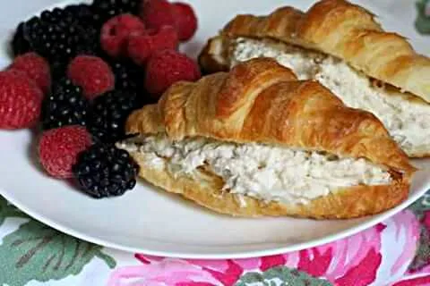 Chicken Salad On Toasted Croissant W/ Raspberries On The Side!|Sheila Harrisさん