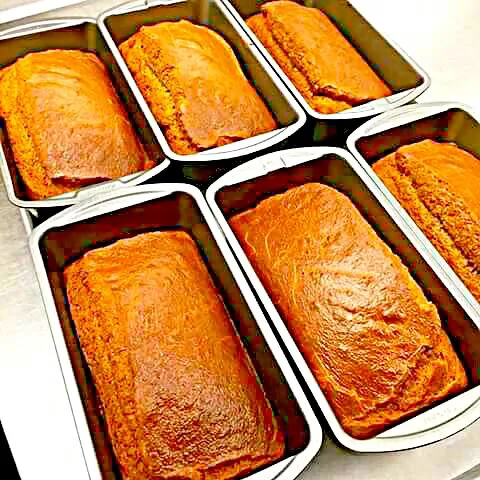 Pound Cakes Ready To Be Frosted|Sheila Harrisさん