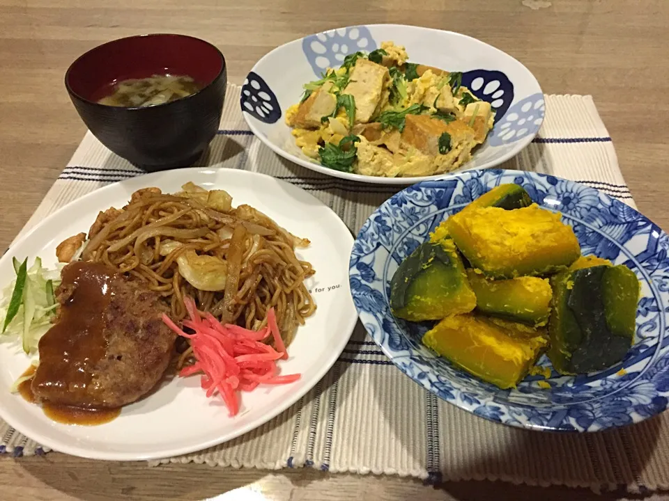 Snapdishの料理写真:ハンバーグ焼きそば〜合わない（笑）・厚揚げと水菜の卵とじ・実家のカボチャ塩煮・モヤシとワカメ味噌汁|まーままさん