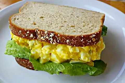 Egg Salad Sandwich On Oatbran Bread W/ A Bed Of Lettuce|Sheila Harrisさん