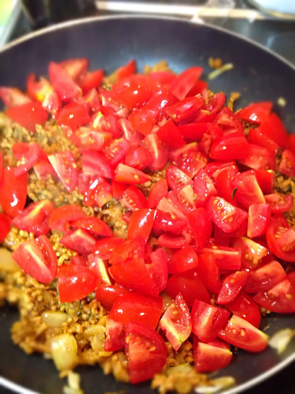 Snapdishの料理写真:Making curry with tomatos grown in my dad's farm.  お父産トマト調理中。|mrndさん