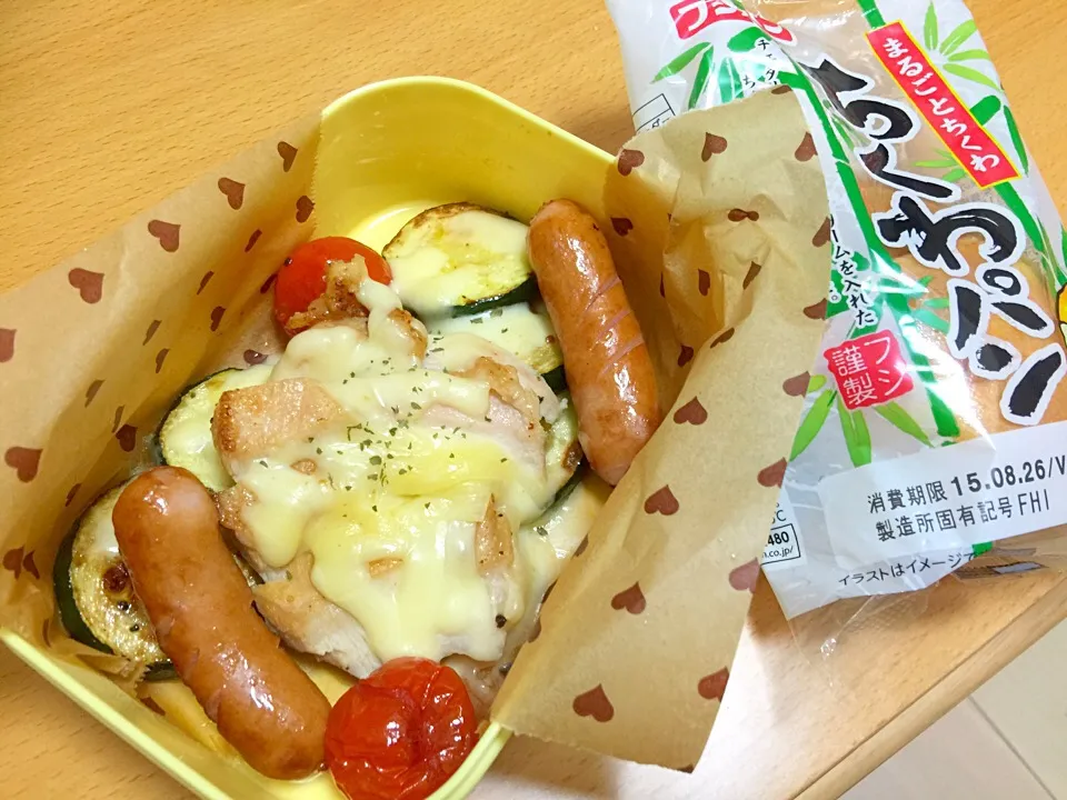 今日のお弁当。ズッキーニと鶏胸肉のグリル&売れ残ってたちくわパン|ささのはぱんださん