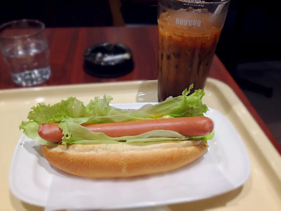 Snapdishの料理写真:レタスドッグ&アイスコーヒー@ドトール|Kunisanoさん