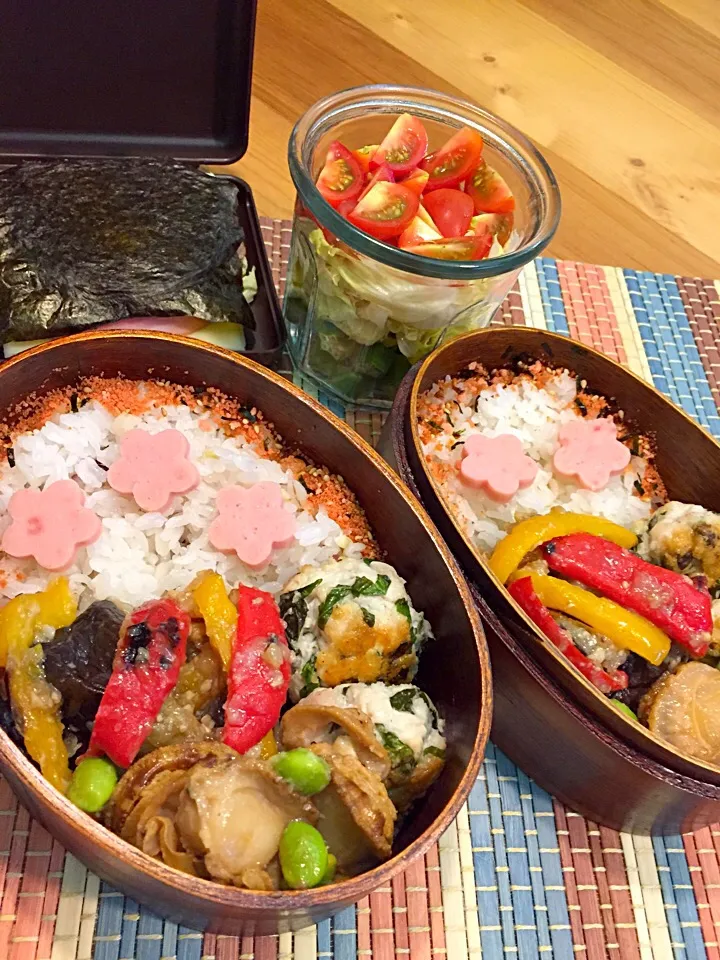 Snapdishの料理写真:わっぱ弁当🍱
なすとピーマンの味噌炒め
ささみとバジルチーズの香り焼き
帆立と枝豆の甘煮
ジャーサラダ
      (おくら・パプリカ・レタス・トマト)
オニギラズ
      (ハム・チーズ・レタス)|ひななぎさん