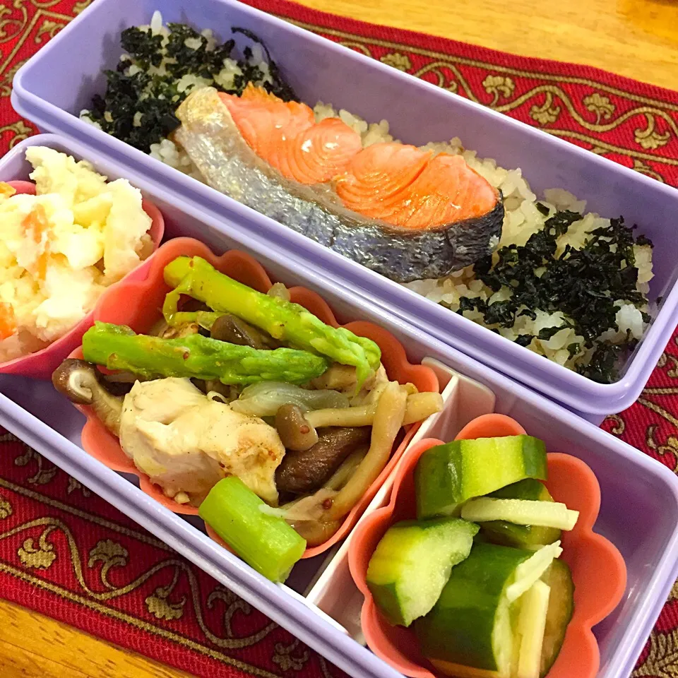 鶏ささみとアスパラとキノコの蒸し煮弁当|もえさん