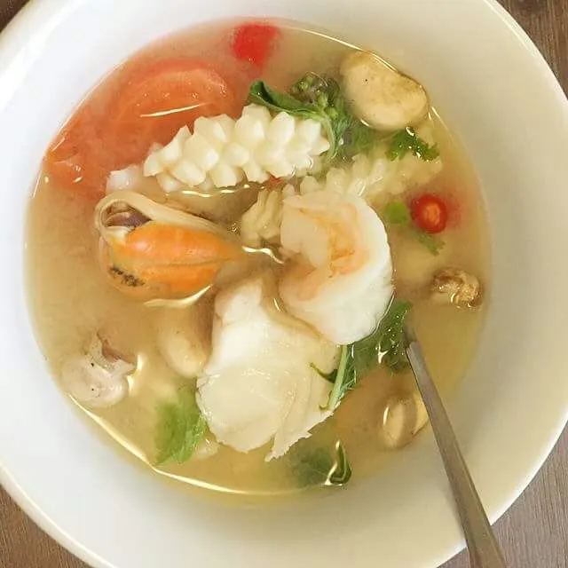 Bowl of chilli seafood Po Tak soup with fish, mussels, calamari and prawns. Delicious and spicy.|CHUENCHAIさん