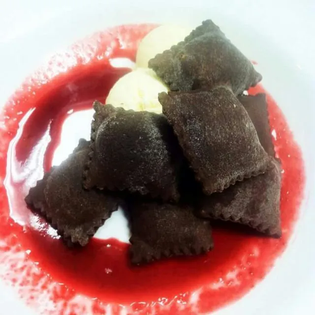 chocolate ravioli with strawberry mascarpone filling|CHUENCHAIさん