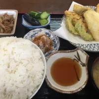 Snapdishの料理写真:夏野菜の天ぷら定食 ライス大盛り 味噌汁おかわり(￣▽￣)|Nibe Koichiさん