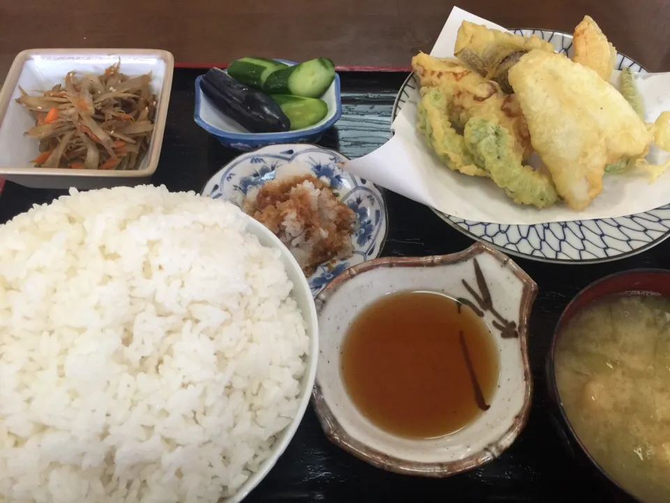 夏野菜の天ぷら定食 ライス大盛り 味噌汁おかわり(￣▽￣)|Nibe Koichiさん