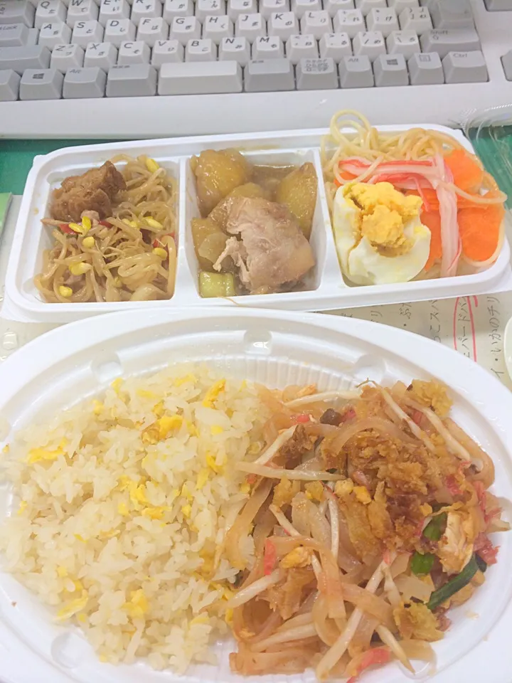 Snapdishの料理写真:ランチ。タイ料理店の弁当|Namiさん