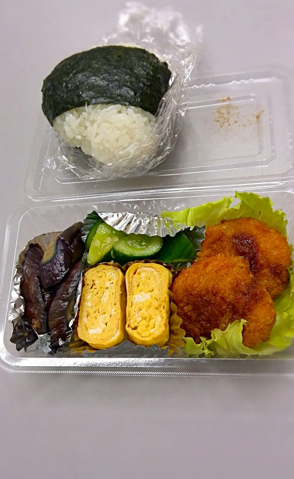 本日のサラメシはミニコロッケ、焼き茄子、甘い卵焼き、胡瓜の浅漬、南高梅のおむすびです^_^|ニッパーさん