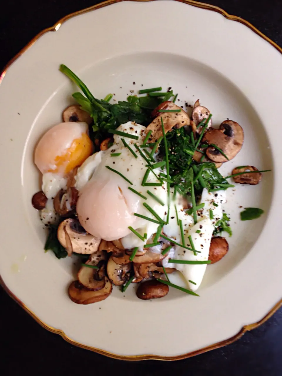 Poached eggs with sautéed mushrooms, spinach and chives|Mistaleさん