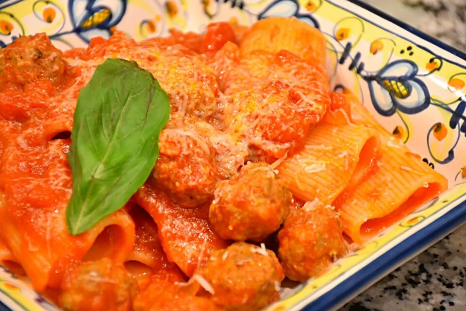 Mezze Maniche casareccie di grano duro al sugo di pomodoro ,cipolla,basilico e tante polpettine di manzo !|Fabio  Palmieriさん