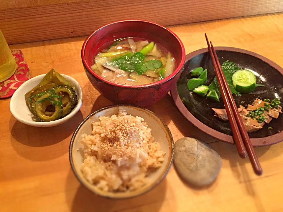 のらのランチ。若鳥のレバーと玄米ご飯に、豚汁。|ひろゆきさん