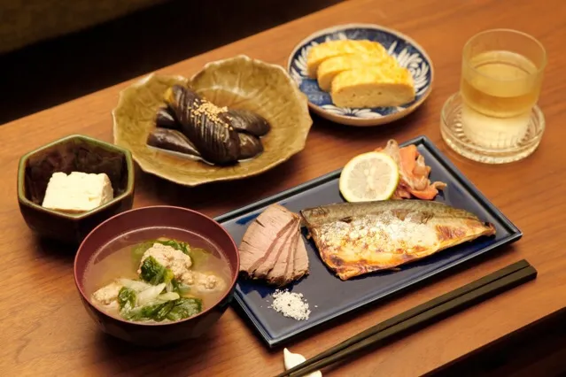 今夜のおつまみ 鯖の西京焼き。燻製ローストビーフ。スモークサーモン。豆腐と豚ひき肉の団子スープ。だし巻き卵。茄子の揚げ浸し。美味しい豆腐。|マユマユさん