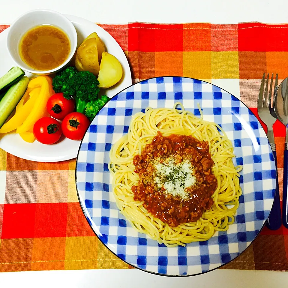 Snapdishの料理写真:ミートソーススパゲッティとバーニャカウダ♡|shiooriさん