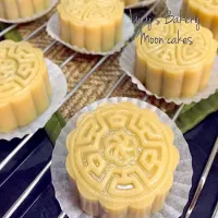 Pre baking mooncakes|Lucy Ithさん