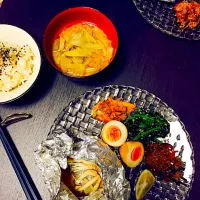 Snapdishの料理写真:＊鮭のホイル焼き
＊納豆糀
＊モロヘイヤのお浸し
＊キムチ和え物
＊酢卵
＊豚汁|tamaさん