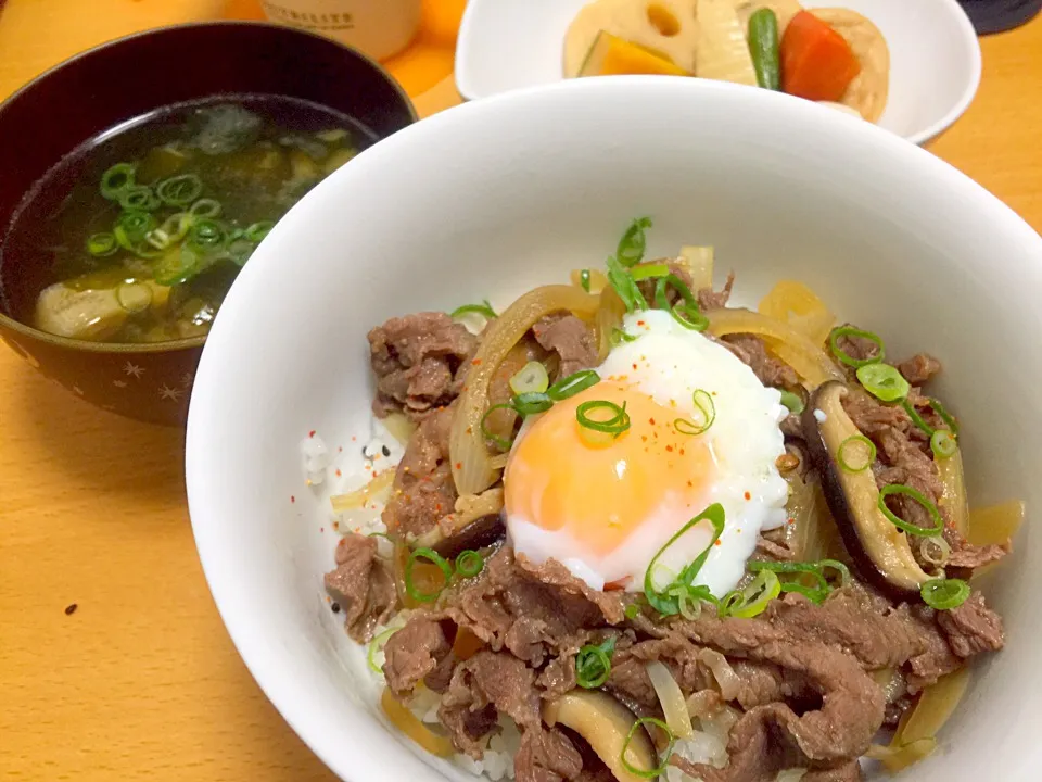 牛丼 温玉のせ|ささのはぱんださん