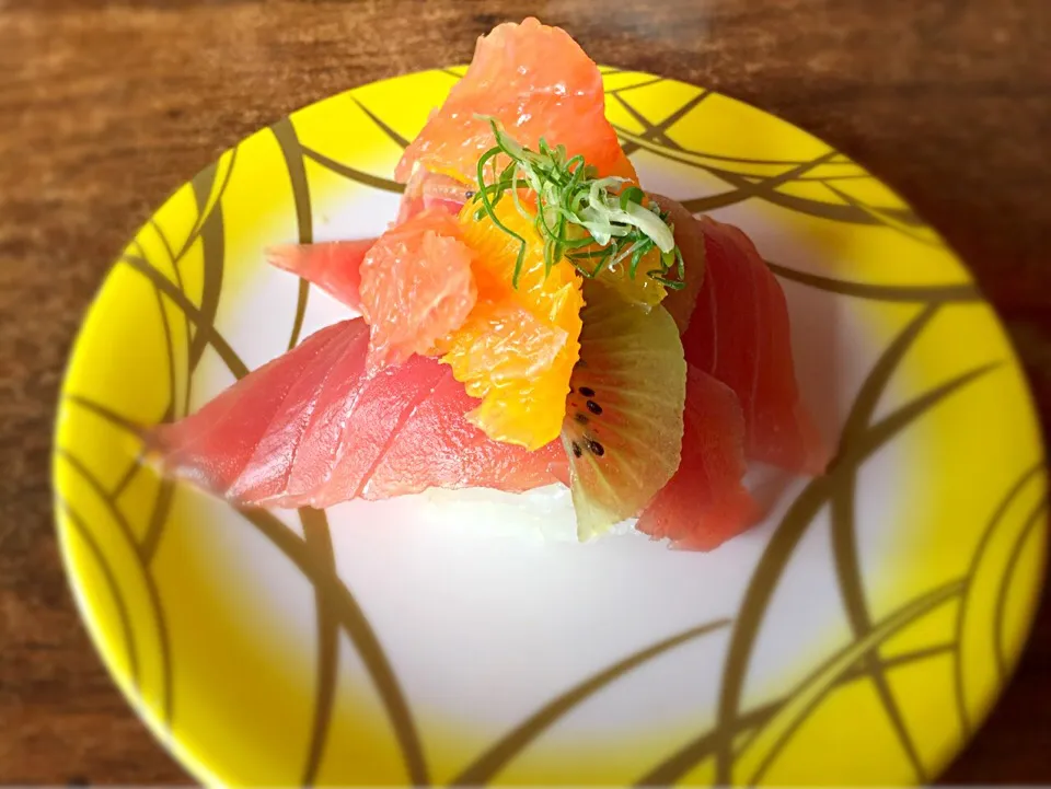 Salmon and grapefruit sushi|woodfiredさん