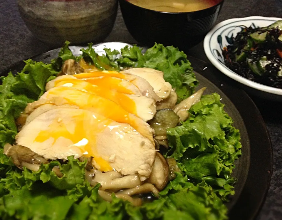 晩ごはん  鶏ロース煮を舞茸と茄子のソテーと卵黄で ひじきときゅうりの酢の物 揚げとネギの味噌汁|ぽんたさん