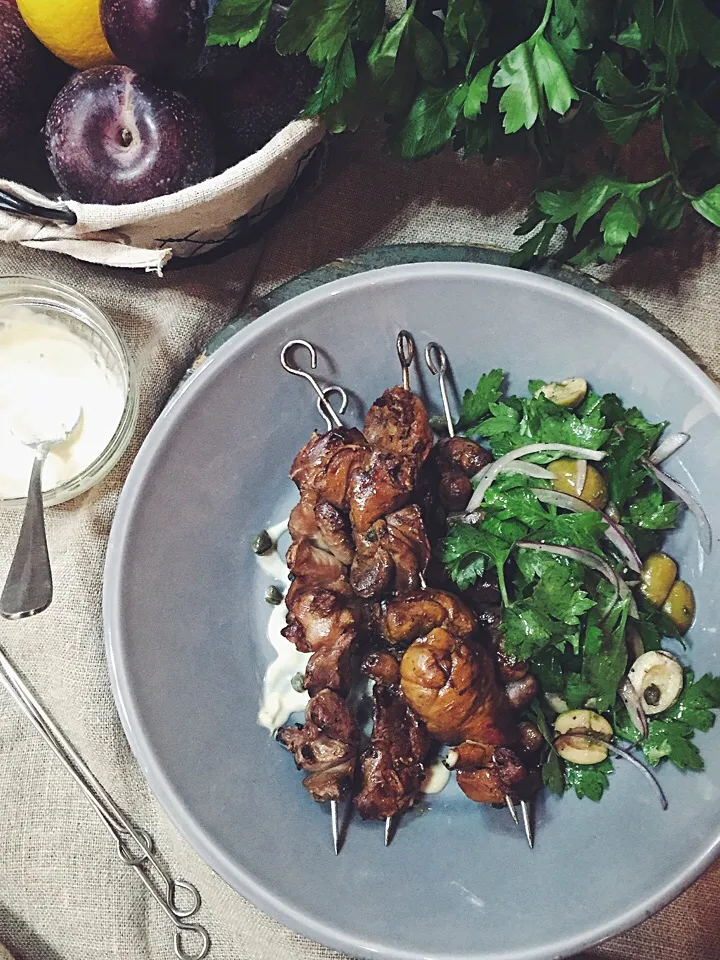 Grilled chicken liver with garlic dressing and parsley salad|rick chanさん