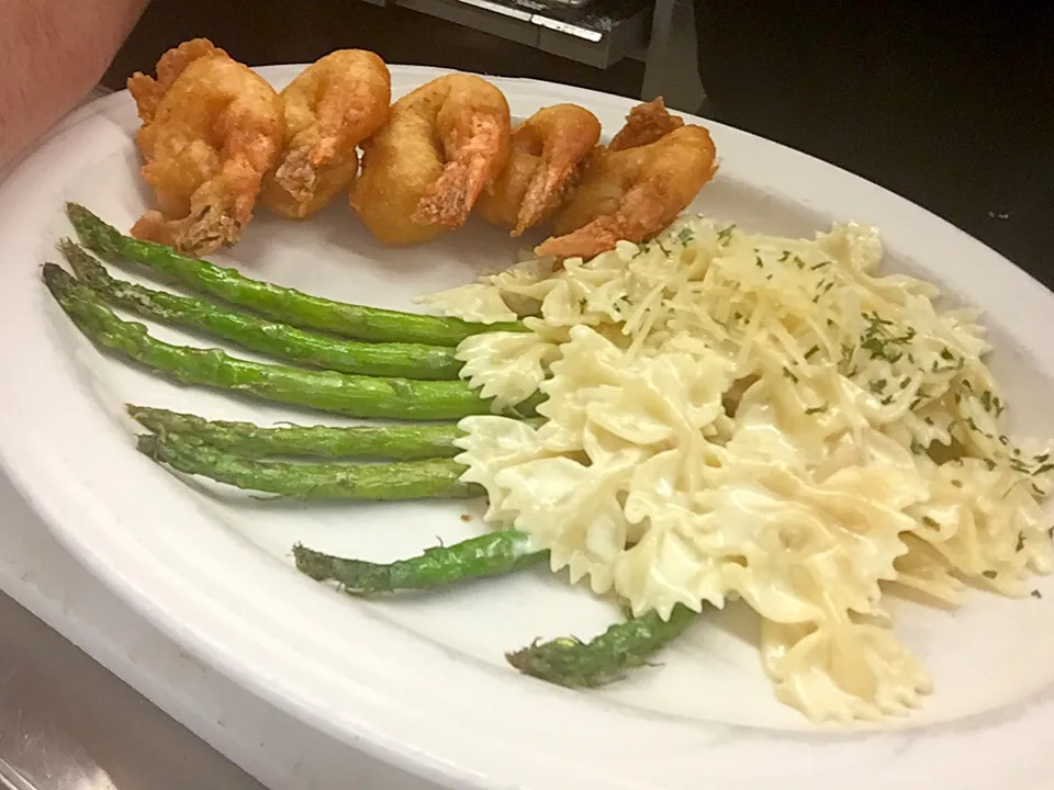 Snapdishの料理写真:Beer Battered Shrimp n Farfalle  Alfredo|Chef Ampさん