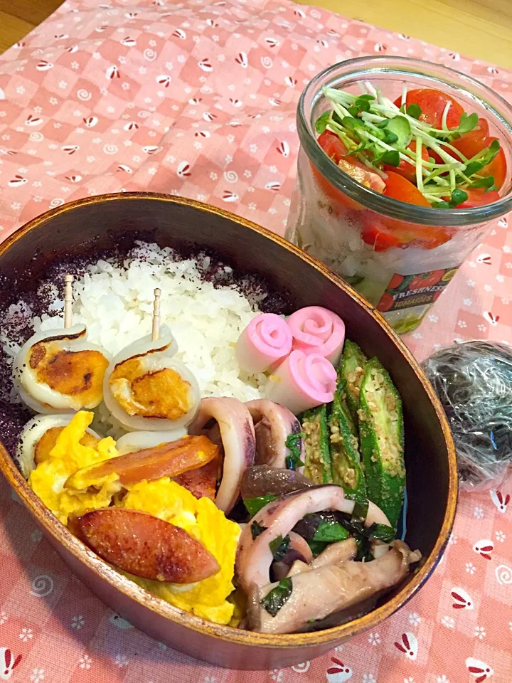 いかとバジルソテー弁当🍱
いかとバジルの塩レモンバジル炒め
おくらの胡麻和え
ソーセージとスクランブルエッグ
ちくわのチーズ巻き
かまぼこ
ジャーサラダ
       (きゅうり・大根・トマト・貝割れ)
おむすび🍙(塩昆布)|ひななぎさん