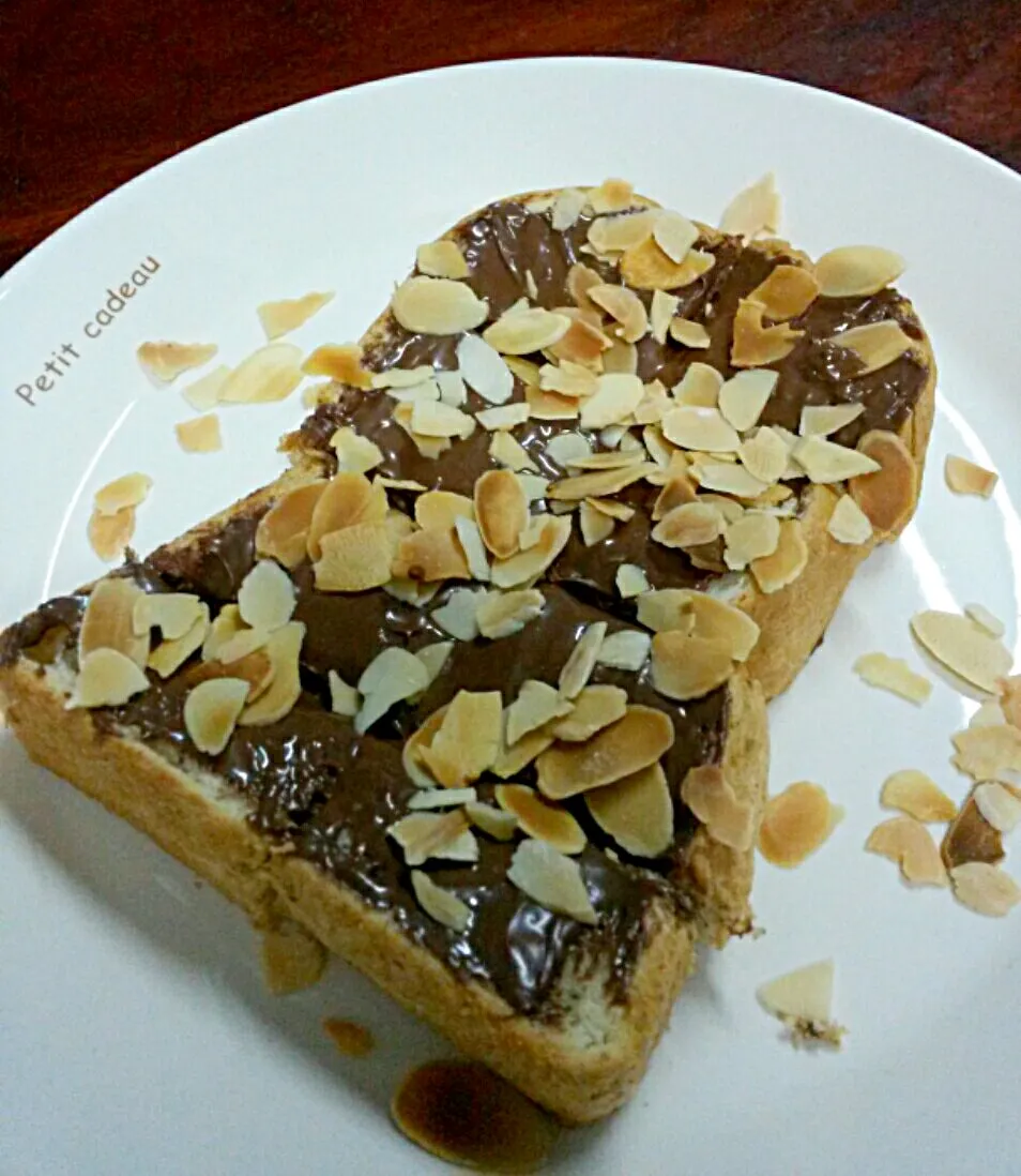 Nutella Almond Toast|Jeab Lertさん