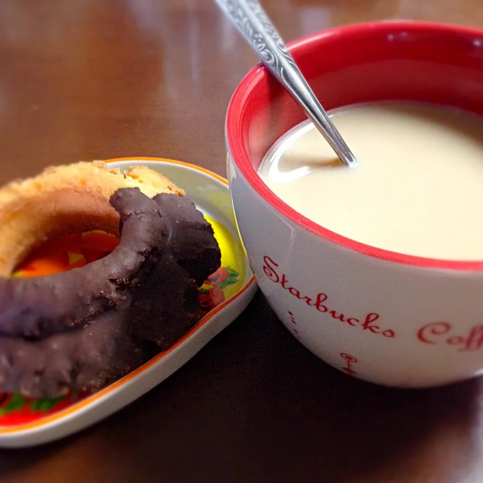 Snapdishの料理写真:ハニーカフェオレとオールドファッションドーナツ Honey Cafe au Lait and Old Fashioned Doughnut|Mama Kathi Dinerさん