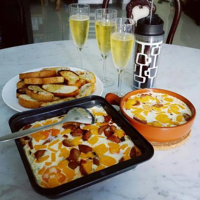 backed eggs and champagne #brunch|CHUENCHAIさん