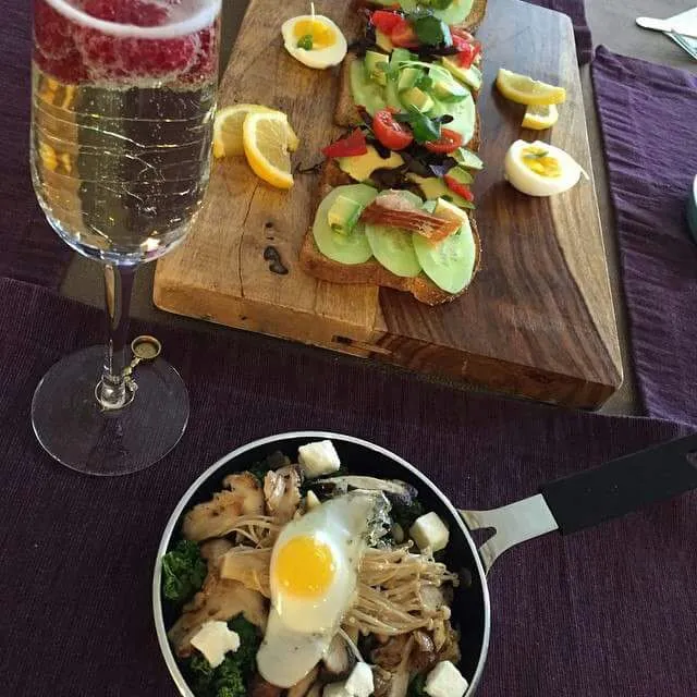 Brunch time 😋#healthy#kale#shiitakemushroom#feta#quailegg#bubbles#homemade#eatclean#delicious#foodie#foodporn#veggiesfortheheart#happygirl#instapic#instahappy#🌱|CHUENCHAIさん