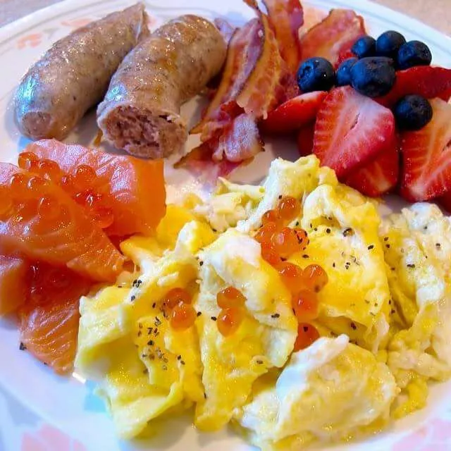 BRUNCH! the laamb sausage smells sao good🙏😊#myrecipes #homemade

#brunch #eggs #ikura #salmon #鮭#sashimi #bacon #lamb #sausage#strawberry #blueberry #fruits#bre|CHUENCHAIさん