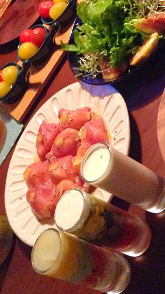 Raw ham, mozzarella, peach inside and some lemon skin on top with oil and vinegar.|yumyumyummyさん