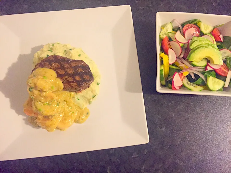 Fillet Steak, Chive Mash, Creamy Garlic Prawns + Garden Salad|Chrisy Hillさん