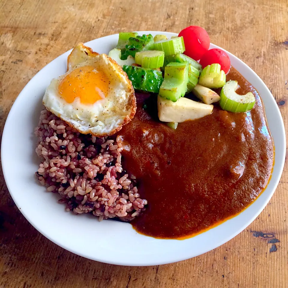 炒めた夏野菜と目玉焼きを乗せたカレーライス‼︎|Yoshinobu Nakagawaさん