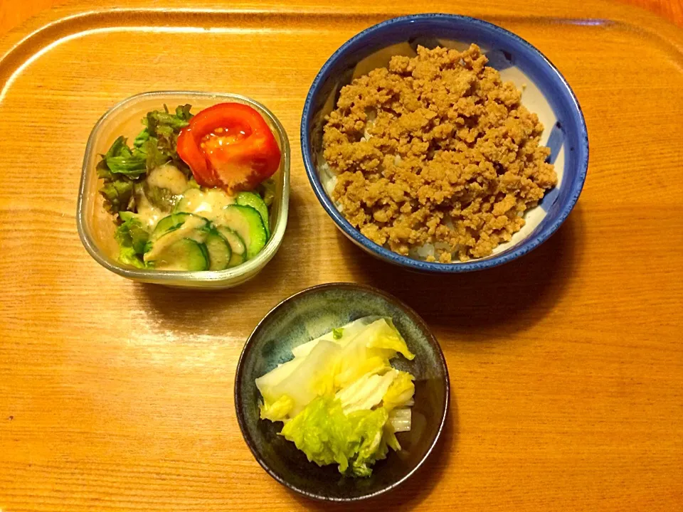 鶏そぼろご飯、白菜の麹漬け、サラダ|yuyusuzuさん