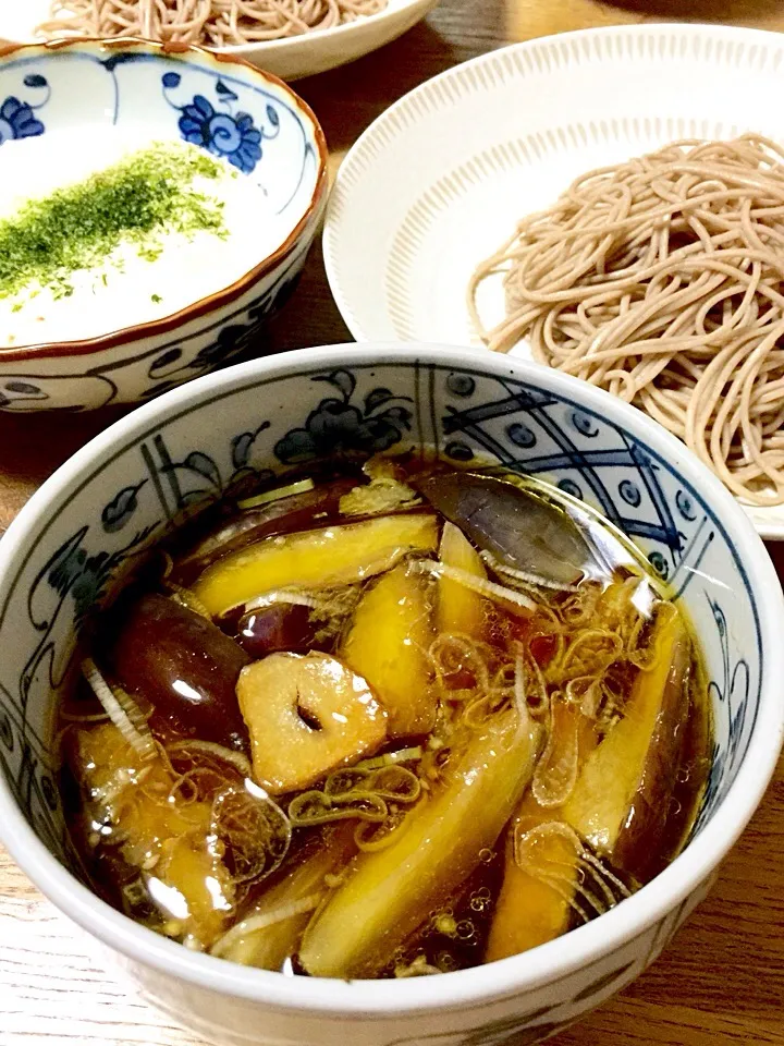 揚げ茄子ととろろのつけ蕎麦。にんにくも入れてみたら香ばしくてとろろに合います。|エイコさん