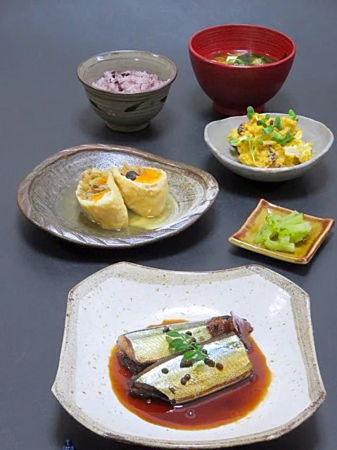 今晩は、秋刀魚 有馬煮、南瓜とクリームチーズのサラダ、根菜と豆と玉子の巾着煮、ゴーヤの漬物、豆腐とワカメと茸の味噌汁、黒米ご飯

いつもより1時間早く帰れて、身体も気分も余裕の木曜日(^^)

秋刀魚をよく見かけるので、今晩は実山椒を入れて炊く有馬煮に。
山椒の実は春に掃除して冷凍してあったものですが、ちゃんとピリリと|akazawa3さん