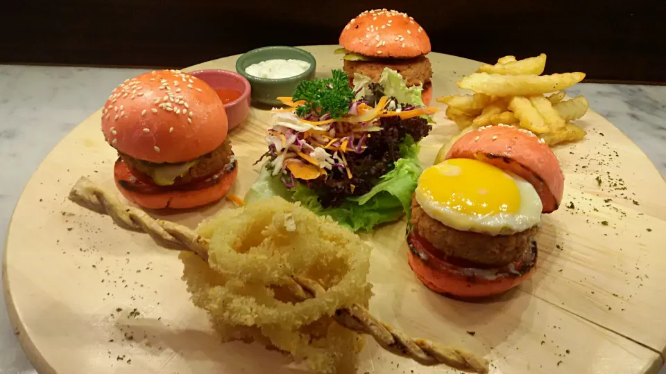 Three Demon Burger with salad|leo_chefさん