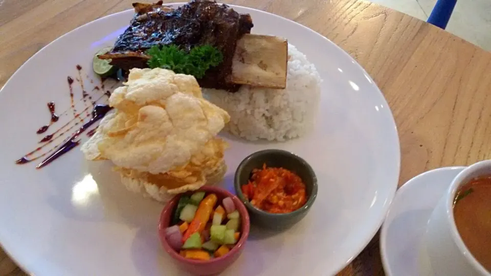 Snapdishの料理写真:soup iga bakar ala soda resto & bar|leo_chefさん