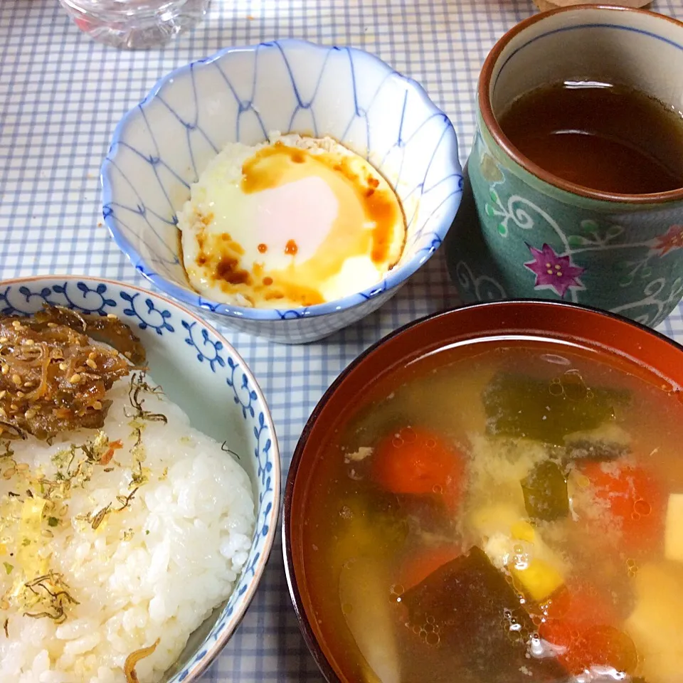 Snapdishの料理写真:ある朝のご飯 プチトマト入り味噌汁 #朝ごはん #日本の朝 #朝食 #ご飯の供|sakumaさん