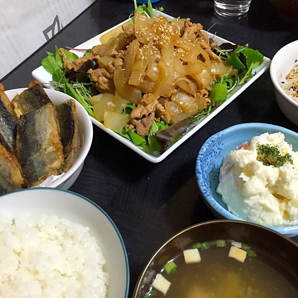 Snapdishの料理写真:今日の晩ご飯は、豚肉と玉ねぎのタレ炒め、お惣菜の秋刀魚の竜田揚げとポテトサラダ、味噌汁。|ゆえさん